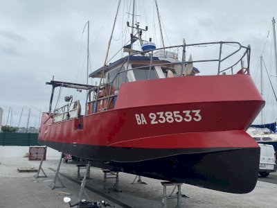 Steel boat equipped with line hauler plus seaweed winch