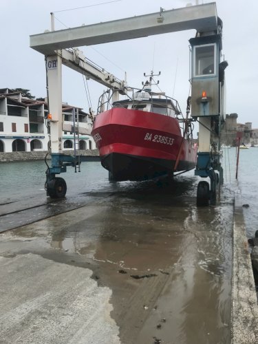 Bateau acier équipe vire ligne plus treuil algue