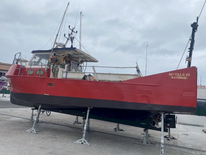 Bateau  équipé drague algue rouge et palangrier  