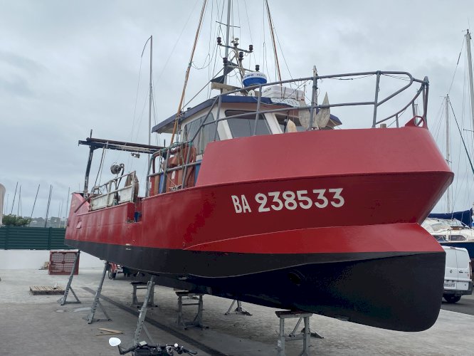 Bateau  équipé drague algue rouge et palangrier  