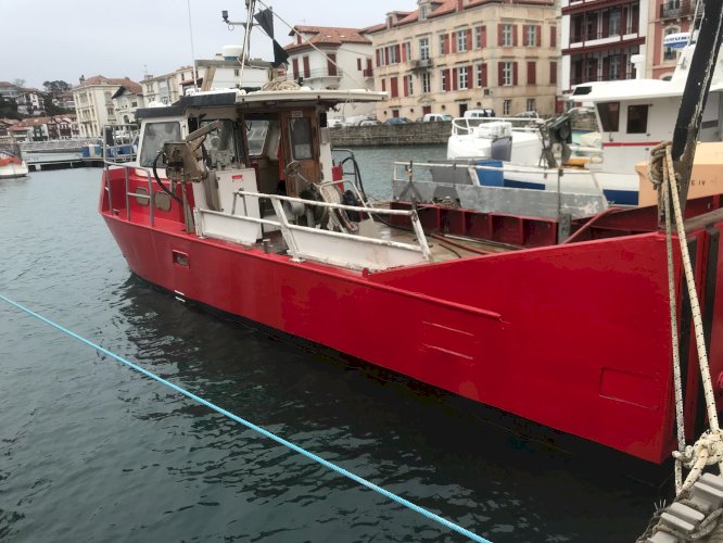 Bateau acier équipe vire ligne plus treuil algue