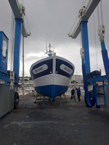 Bateau chalutier polyvalent 