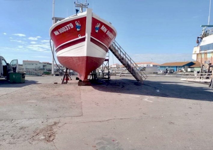 Bateau de pêche avec pme chalutier 
