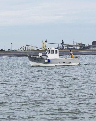 Bateau de pêche avec pme civellier polyvalent 