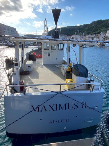 Bateau de pêche avec PME et AEP (thon et espadon)
