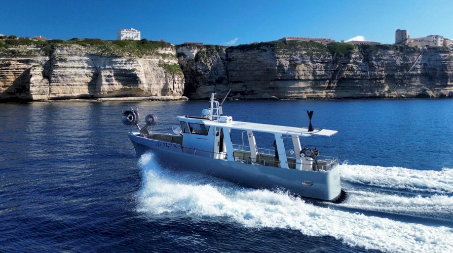Bateau de pêche avec PME et AEP (thon et espadon)