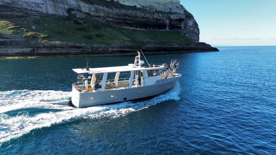 Bateau de pêche avec PME et AEP (thon et espadon)