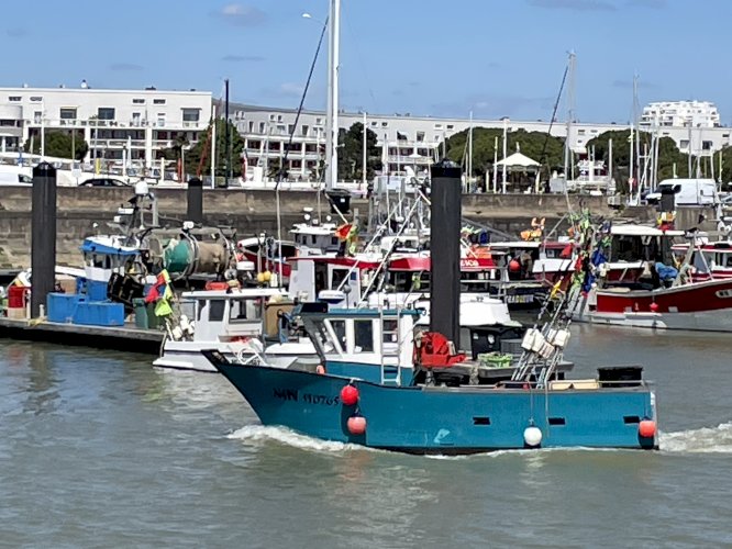BATEAU DE PÊCHE
