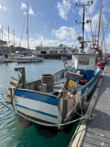Bateau pêche polyvalent