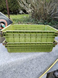 Caisses / bacs empilable environ 30