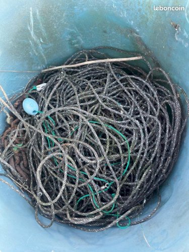 important stock de matériel pouvant intéresser les fileyeurs, caseyeurs et autres professionnels de la pêche