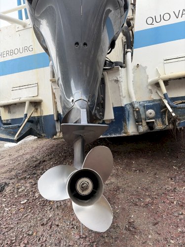 MOTEUR HORS BORD