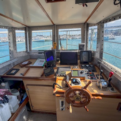 Navire de pêche fileyeur caseyeur 