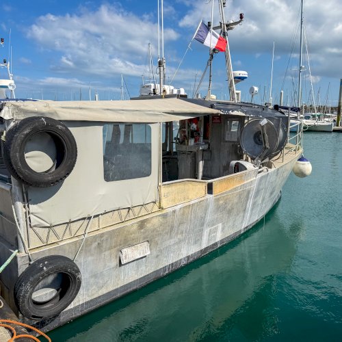 Navire de pêche fileyeur caseyeur 