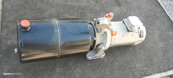 Pompe hydraulique Marsili 100kg/cm2  8.5 litre/minutes     réservoir 10 litres  24 volts    1000 watts   52 ampères 