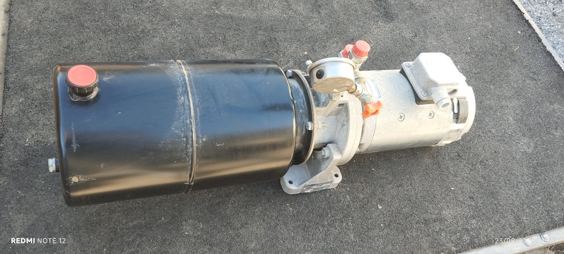 Pompe hydraulique Marsili 100kg/cm2  8.5 litre/minutes     réservoir 10 litres  24 volts    1000 watts   52 ampères 