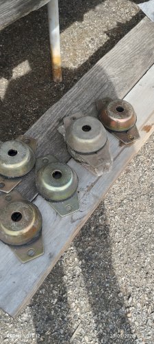 Support moteur Silent bloc IVECO 4955094   FIAT ALLIS et autres modèles. 